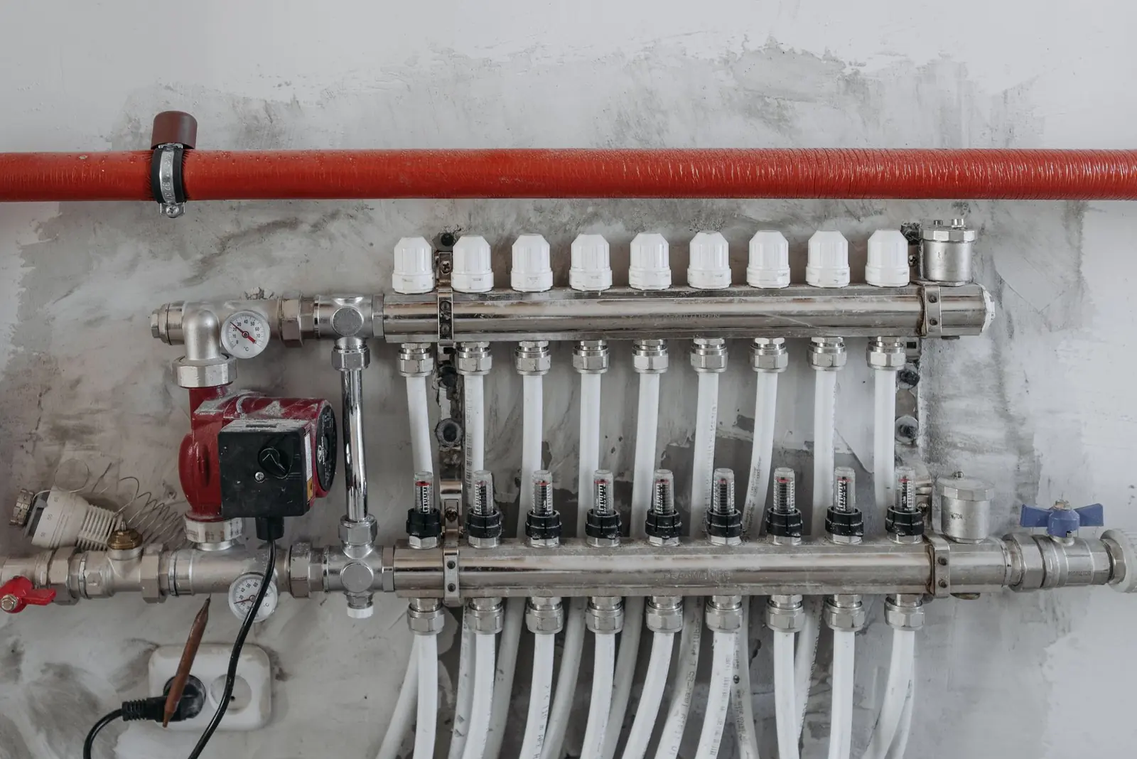 Whole-home water filtration manifold